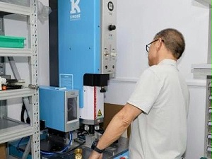 格雷希尔GripSeal员工查看机器