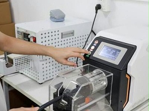 格雷希尔GripSeal员工操作机器